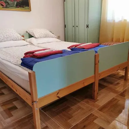 House With A Parking Space - 21993 로비니